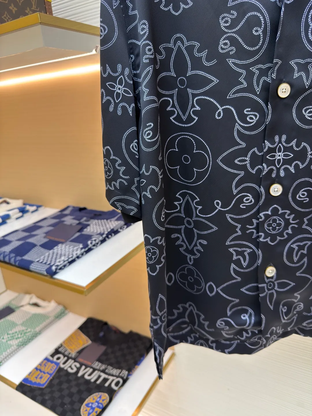 LOUIS VUITTON line double-sided printed shirt ●Authentic product: purchased and developed for 14900 ●Item number: 1680401-B05 ●Fabric: Tencel fabric ●Technology: Printing production ●Version: fitted version ●Weight: about 255 grams ●Size: Before printing on the machine, the theodolite corrects the latitude and skew, and the pattern is printed on the surface and bottom at the same time. The pieces are accurately cut by laser burning in the later stage. It is equipped with an ancient gold base and is inlaid with a natural shell engraved hand-stitched button with letters. The overall wiring is straight and delicate, the fabric is comfortable and soft, and the color is consistent without color difference. It can be matched with the same style to create a fashionable look and control various occasions. Customized accessories, complete with three standards, same style for men and women!